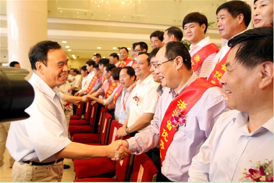 浙江省省长吕祖善与AG贵宾会集团总裁杨健亲切握手祝贺